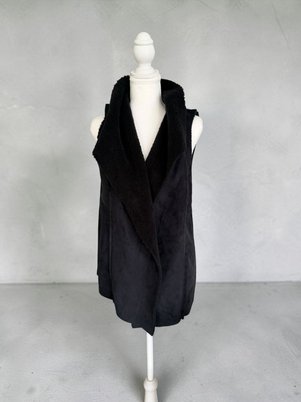 SUSINA Black Faux Suede Vest Size Medium NEW NWT